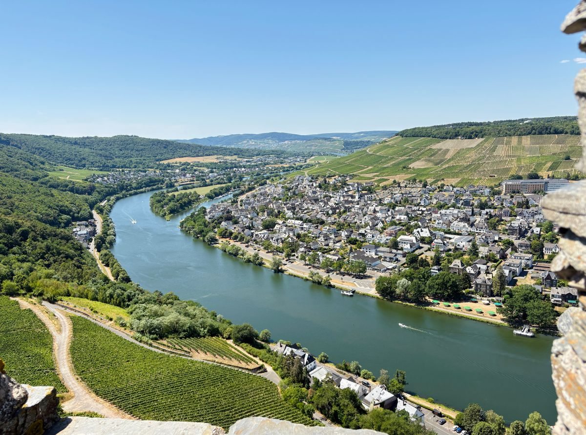 Vale do Mosel com vinhedos em encosta e o rio Mosel, Alemanha